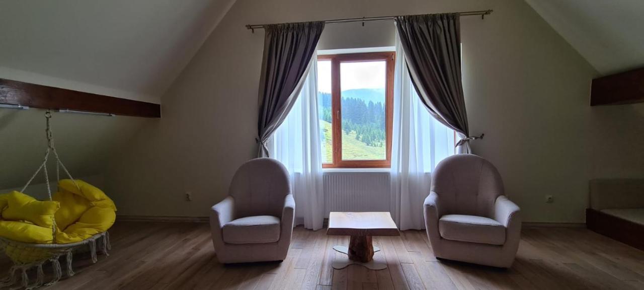 Hotel Casa Iustin Moroeni Esterno foto