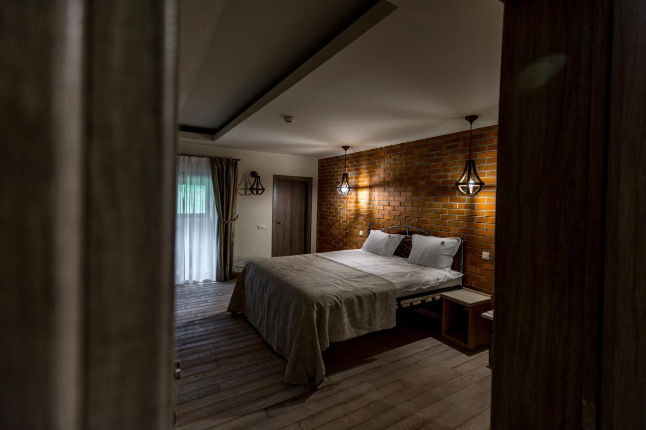 Hotel Casa Iustin Moroeni Esterno foto