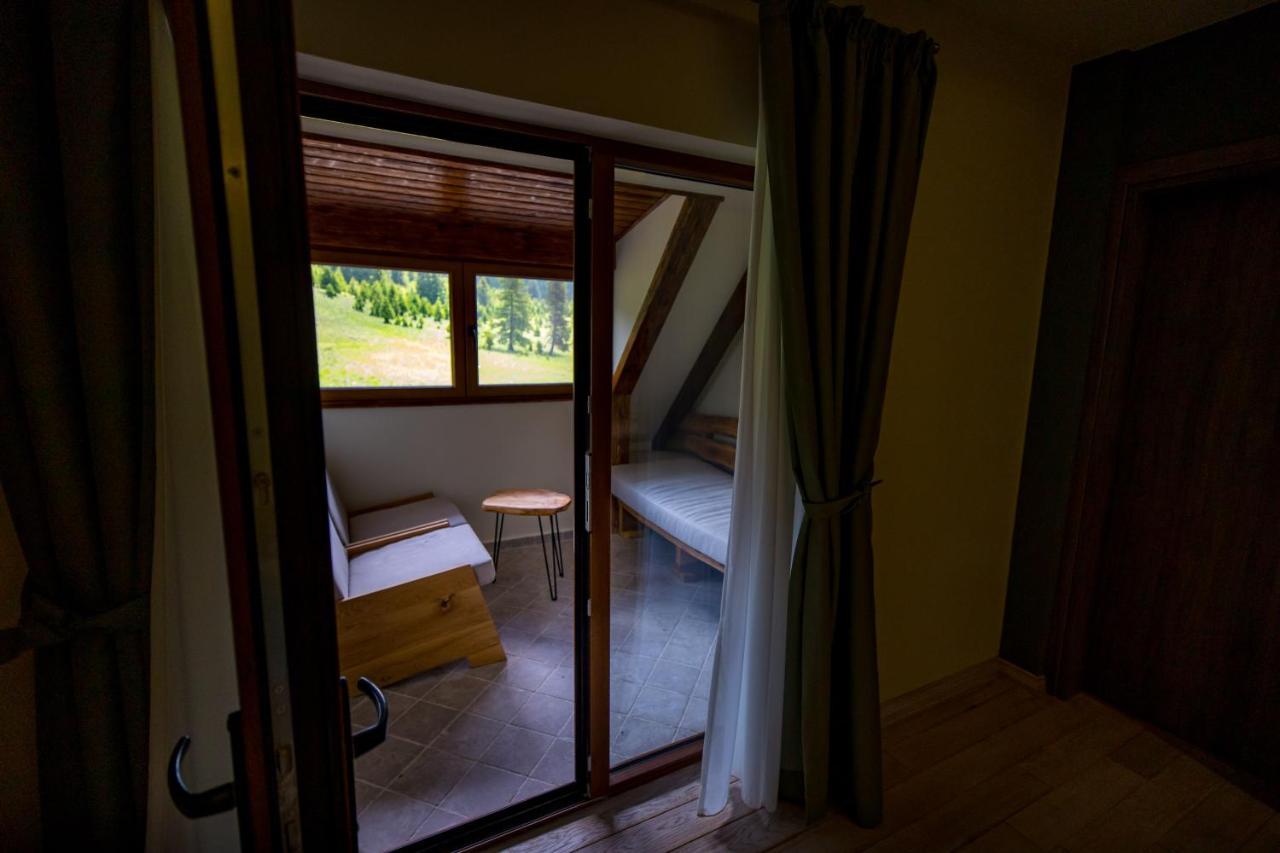 Hotel Casa Iustin Moroeni Esterno foto