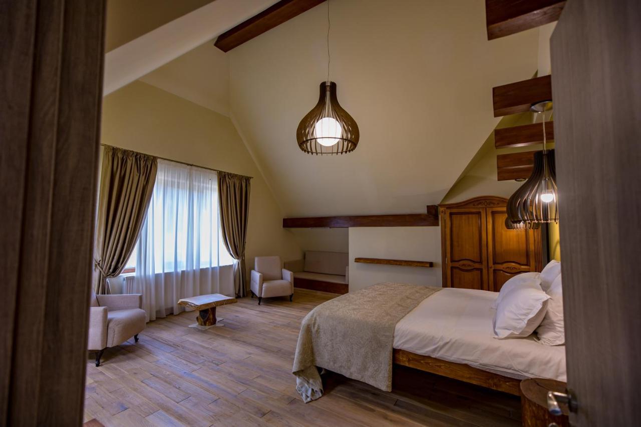 Hotel Casa Iustin Moroeni Esterno foto