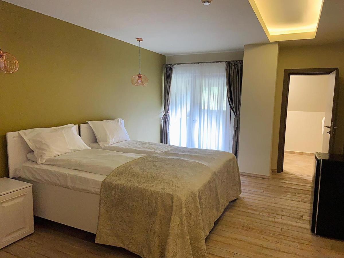 Hotel Casa Iustin Moroeni Esterno foto